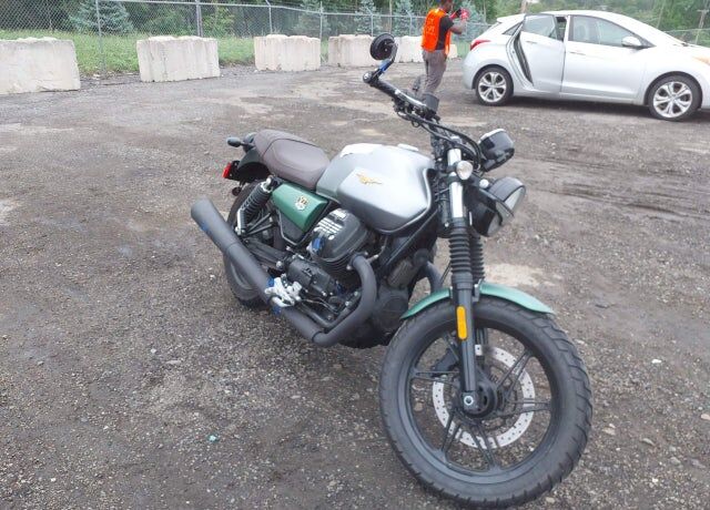 2021 MOTO GUZZI V7