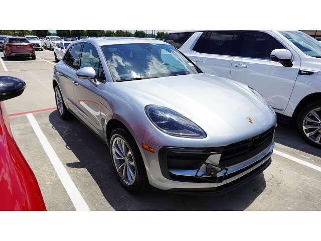 2025 PORSCHE Macan