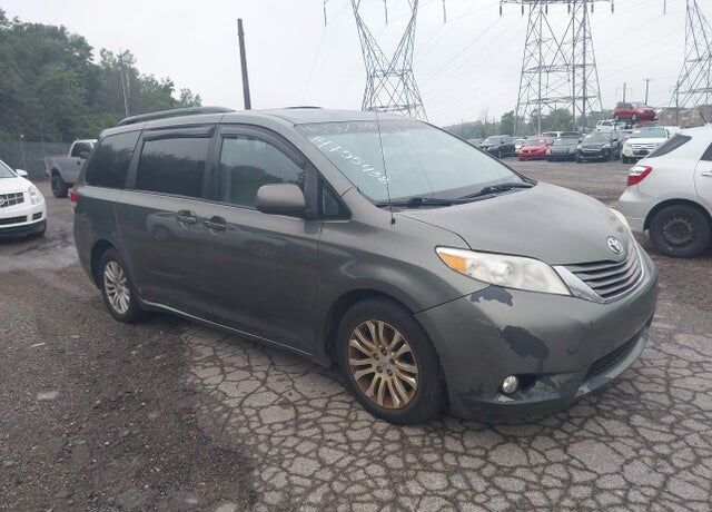 2011 TOYOTA Sienna