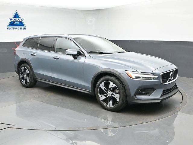2022 VOLVO V60CC