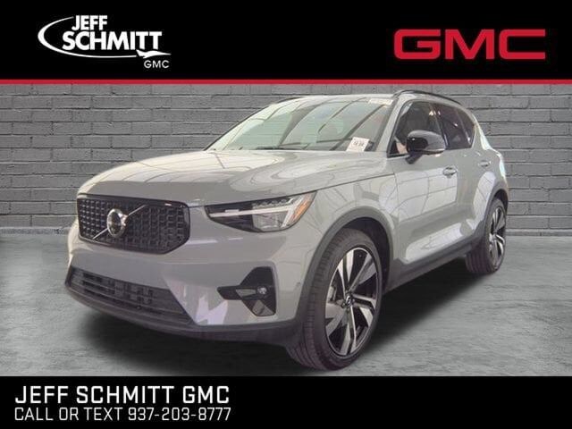 2025 VOLVO XC40