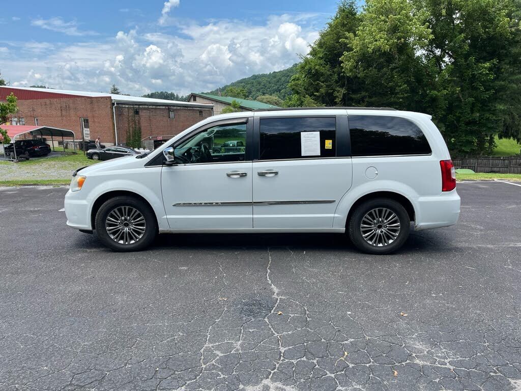2014 CHRYSLER Town and Country