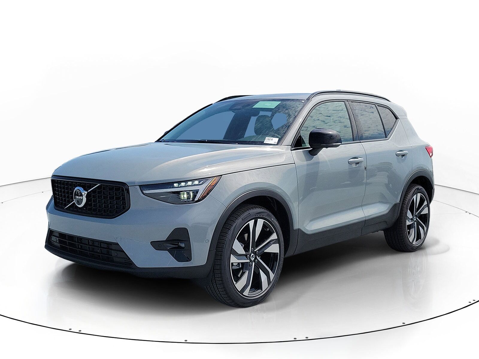 2026 VOLVO XC40