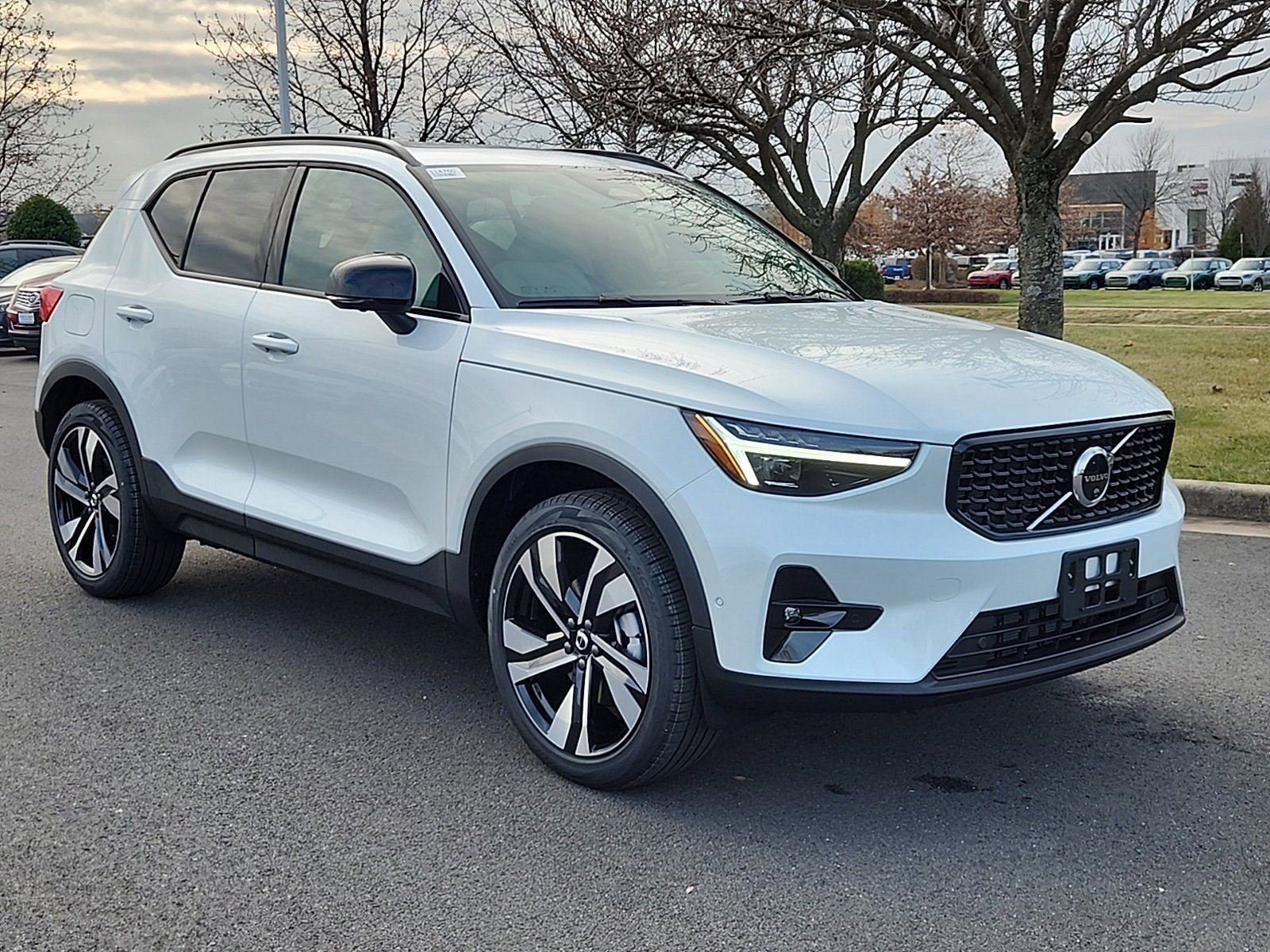 2025 VOLVO XC40