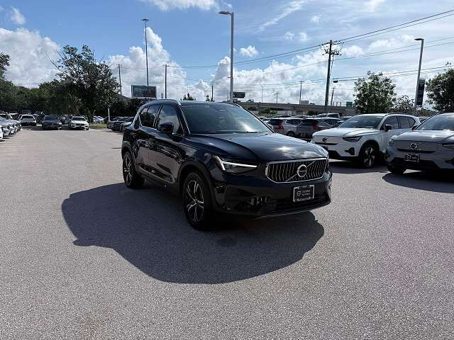 2025 VOLVO XC40
