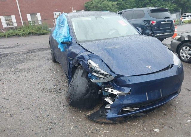 2025 TESLA Model Y