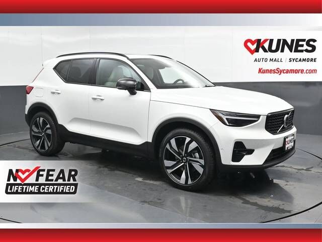 2026 VOLVO XC40
