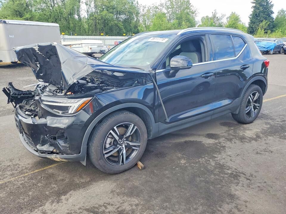 2025 VOLVO XC40