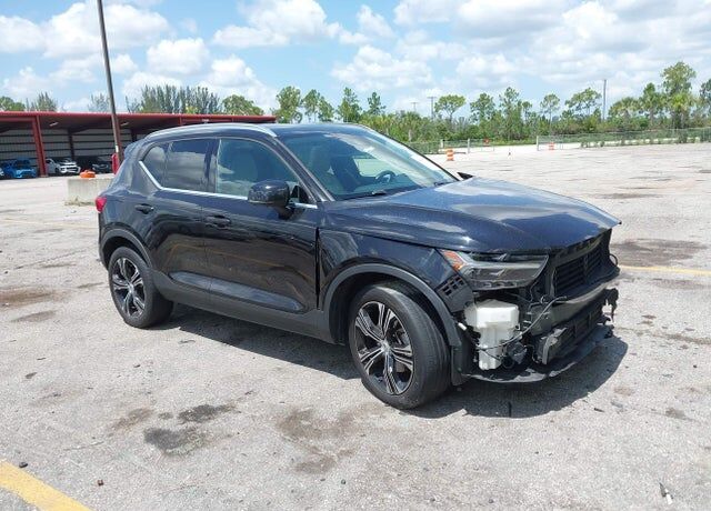 2020 VOLVO XC40