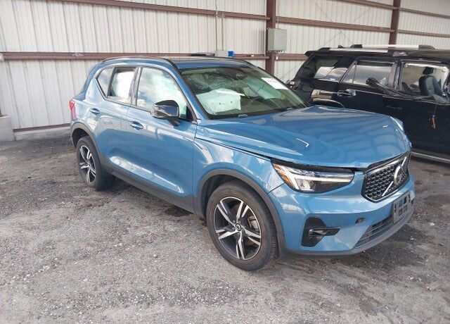 2023 VOLVO XC40