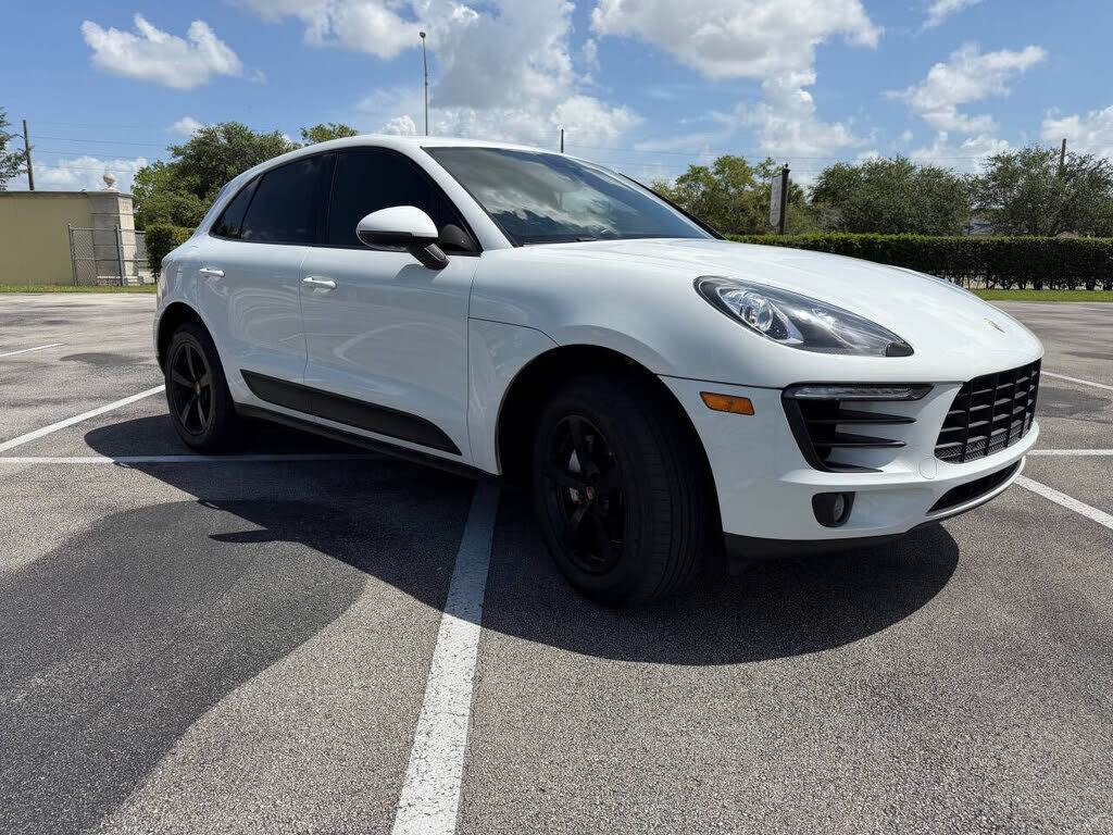 2017 PORSCHE Macan