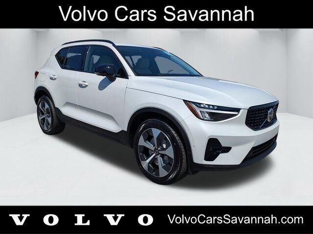 2026 VOLVO XC40