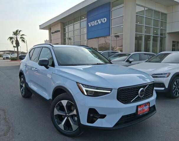 2026 VOLVO XC40