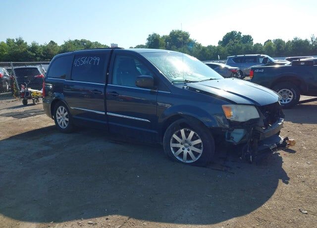 2013 CHRYSLER Town and Country