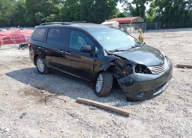 2011 TOYOTA Sienna