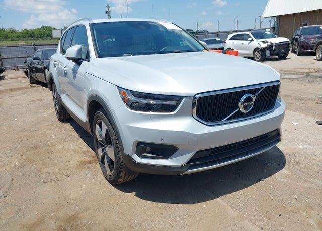 2020 VOLVO XC40