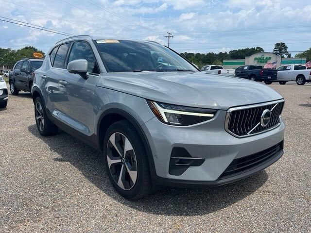 2024 VOLVO XC40