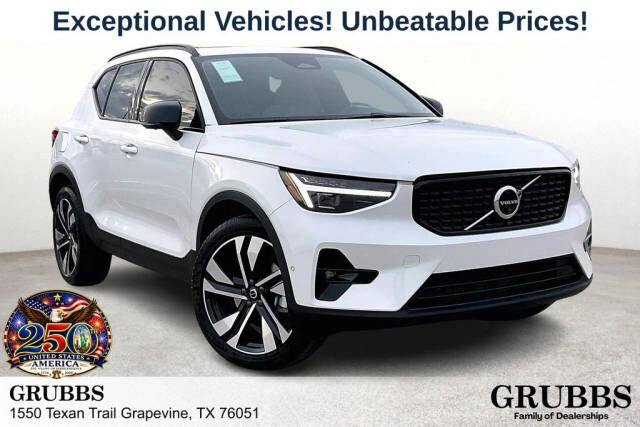 2026 VOLVO XC40