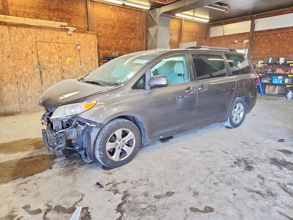 2016 TOYOTA Sienna