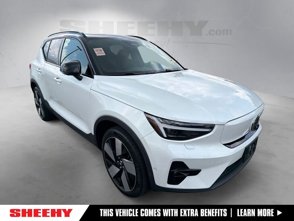 2023 VOLVO XC40