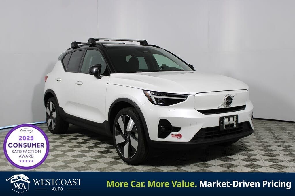 2023 VOLVO XC40