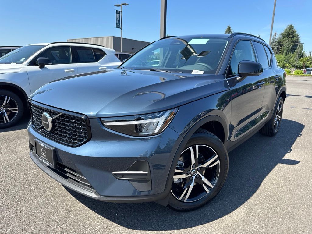 2026 VOLVO XC40