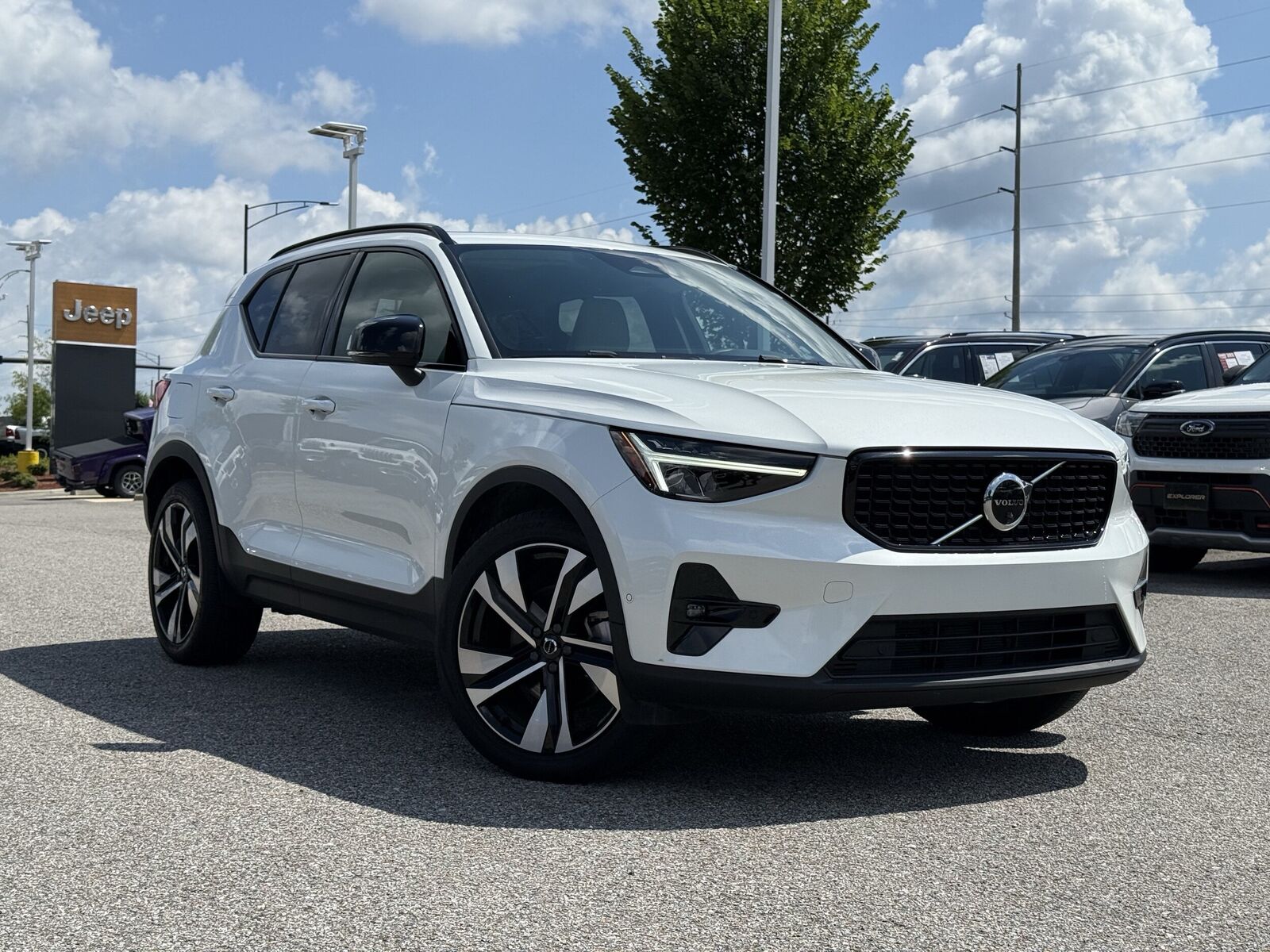 2023 VOLVO XC40