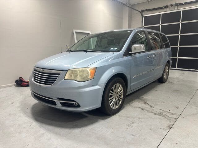 2013 CHRYSLER Town and Country