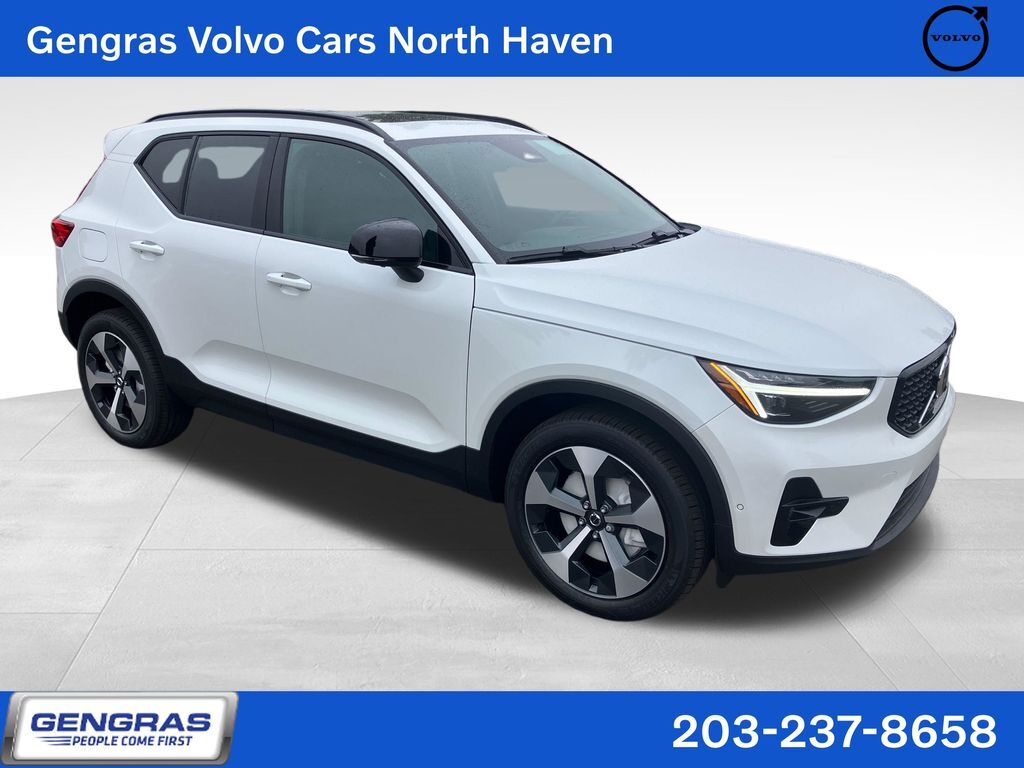 2026 VOLVO XC40