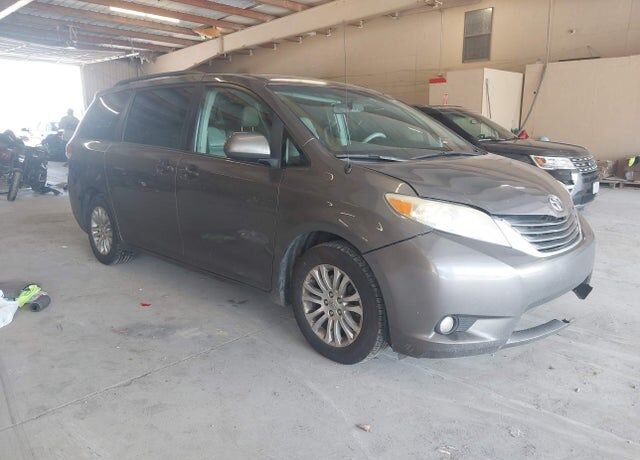 2011 TOYOTA Sienna
