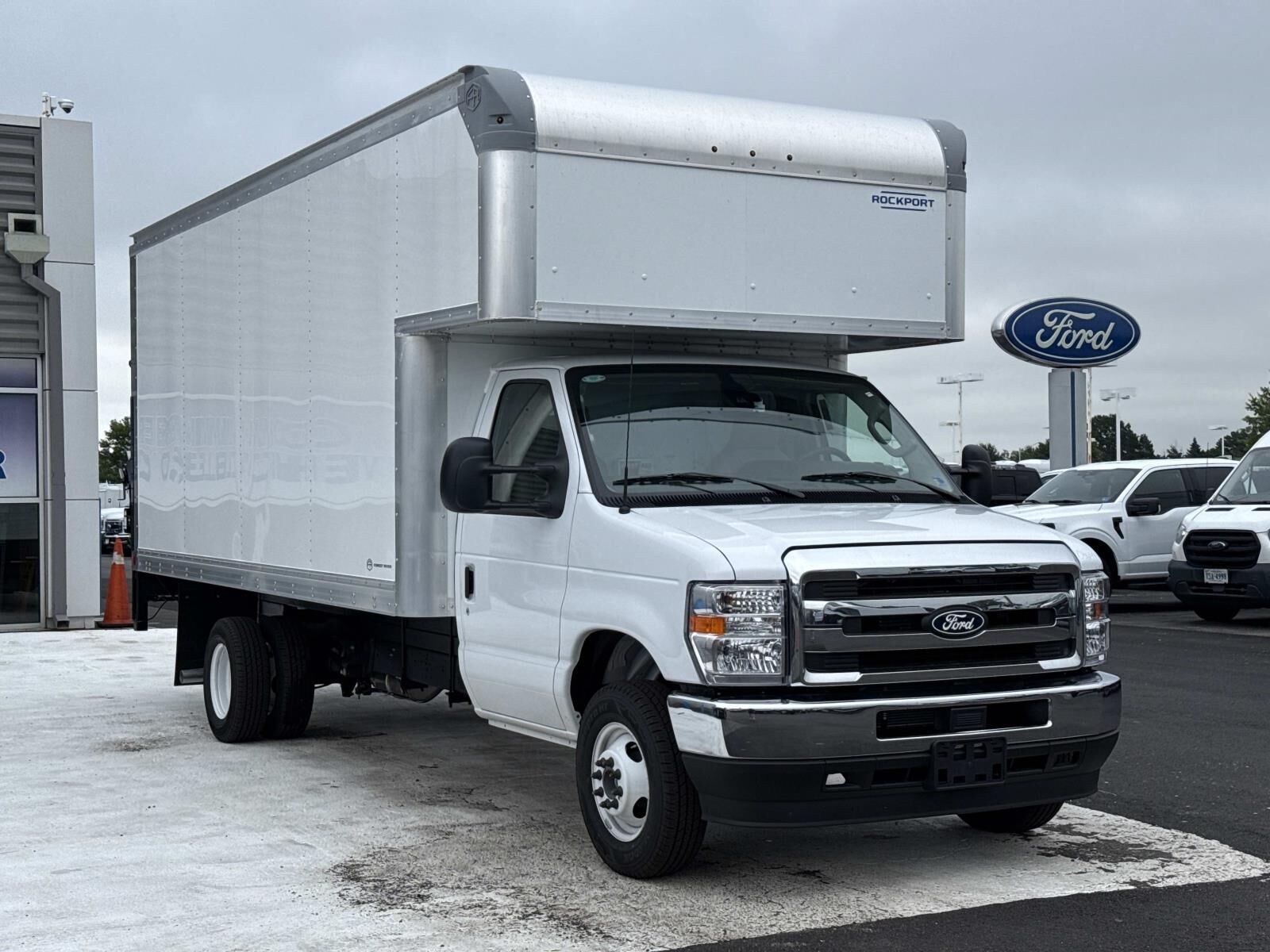 2027 FORD E-450