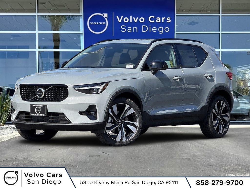 2026 VOLVO XC40