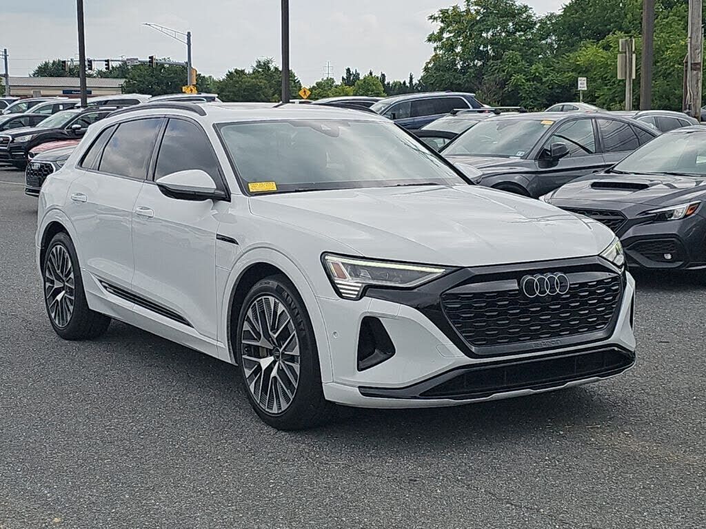 2024 AUDI Q8