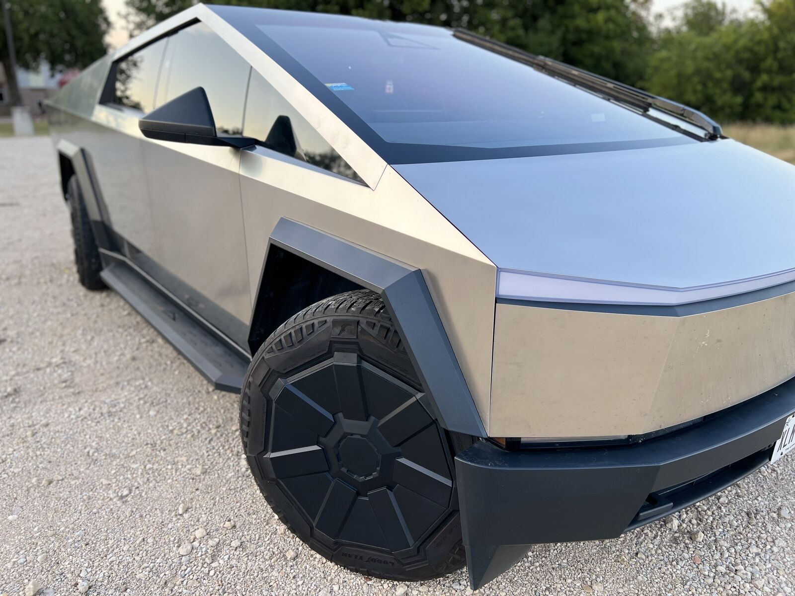 2025 TESLA Cybertruck