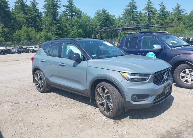 2022 VOLVO XC40