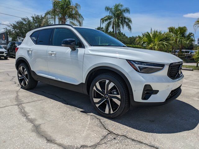 2026 VOLVO XC40