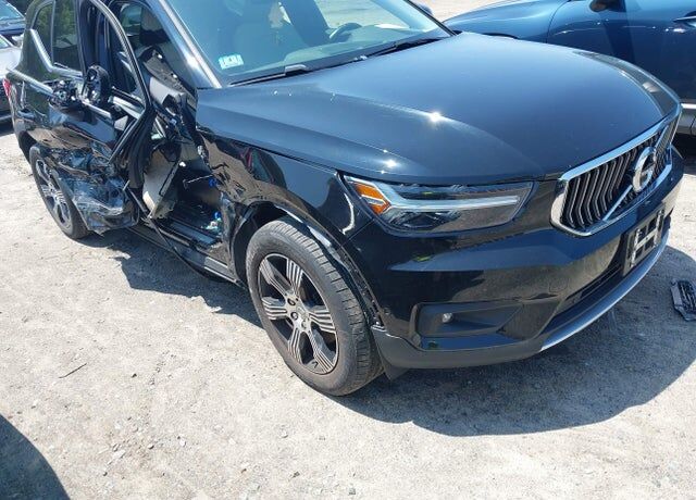 2021 VOLVO XC40