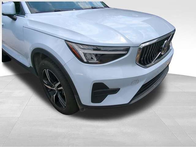 2025 VOLVO XC40