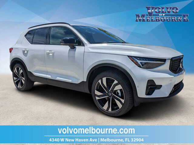 2026 VOLVO XC40