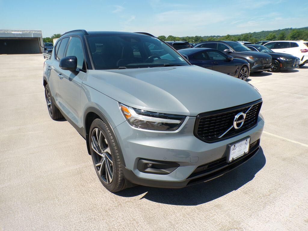 2021 VOLVO XC40