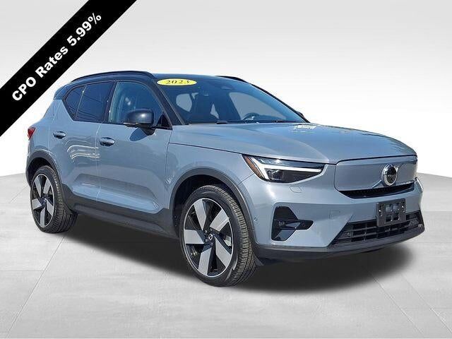 2023 VOLVO XC40
