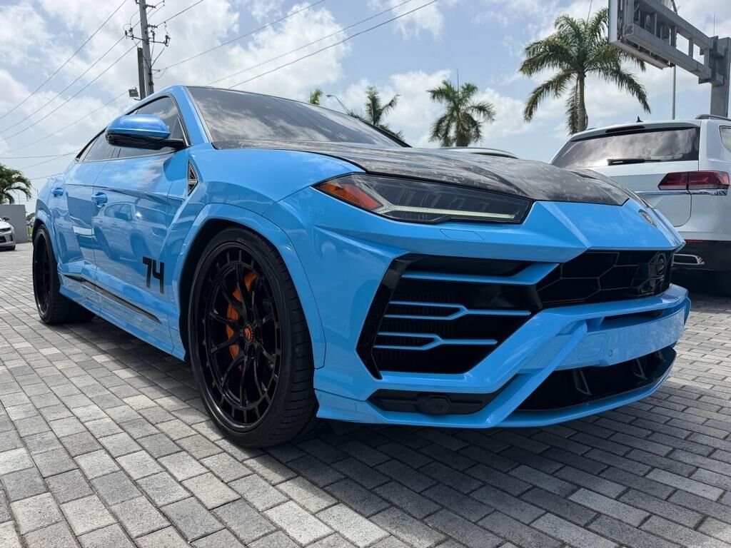 2022 LAMBORGHINI URUS