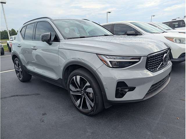 2024 VOLVO XC40