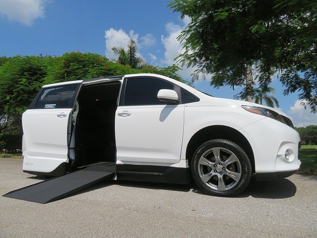2017 TOYOTA Sienna
