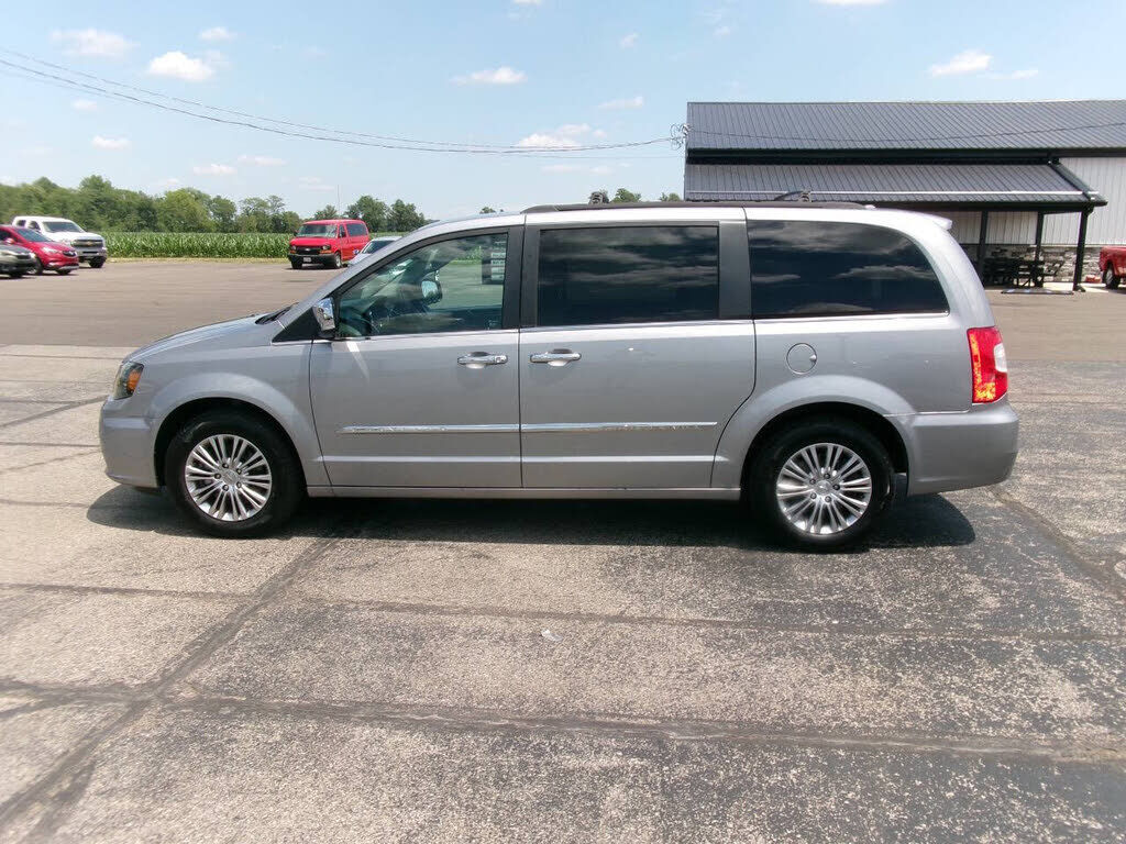 2013 CHRYSLER Town and Country