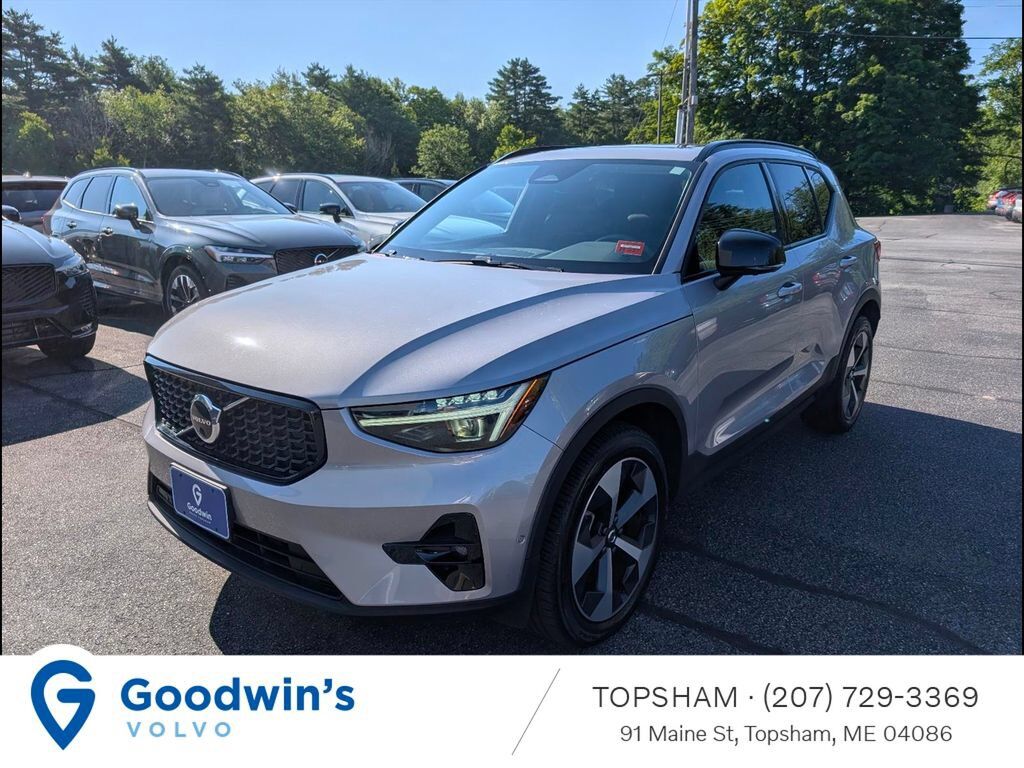 2026 VOLVO XC40
