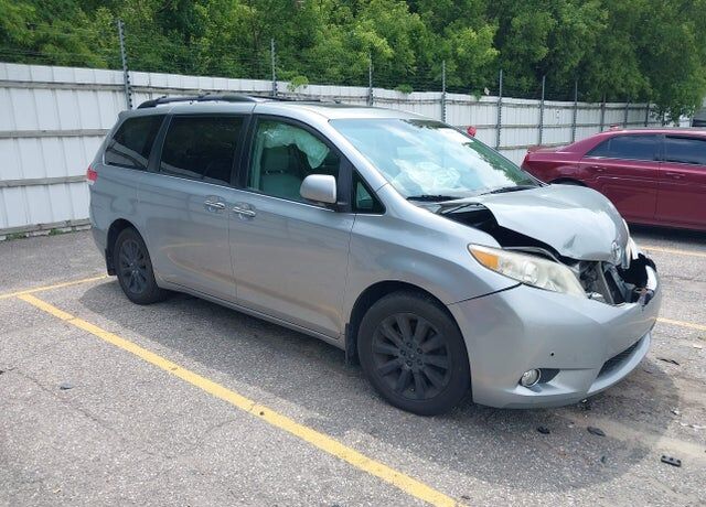 2011 TOYOTA Sienna