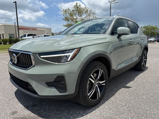 2025 VOLVO XC40