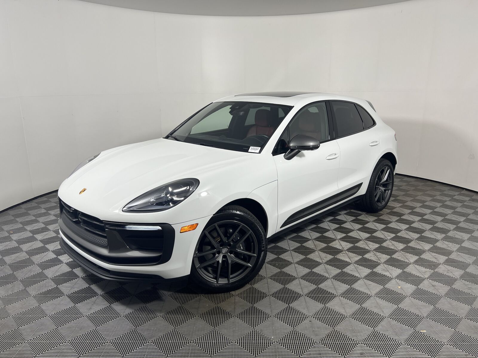 2024 PORSCHE Macan