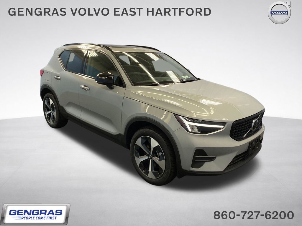 2026 VOLVO XC40